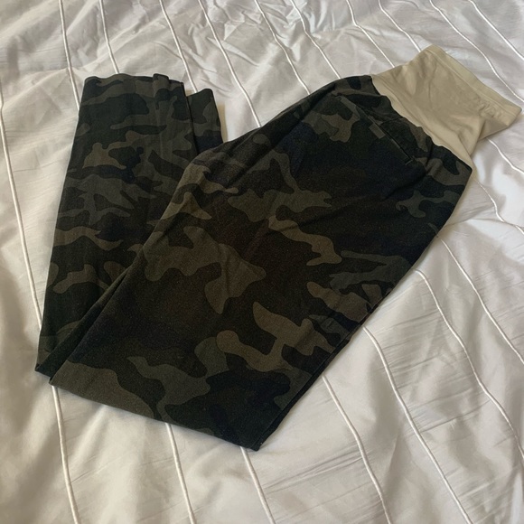 GAP Maternity full panel skinny ankle camo jeans - Picture 2 of 3